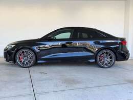 左側面に刻まれたシャープなラインが、ダイナミックな動きを演出します。滑らかな曲線と立体的な面が織りなす、上質な左サイドビュー。光の角度で表情を変える左側面が、洗練された美しさを引き立てます。