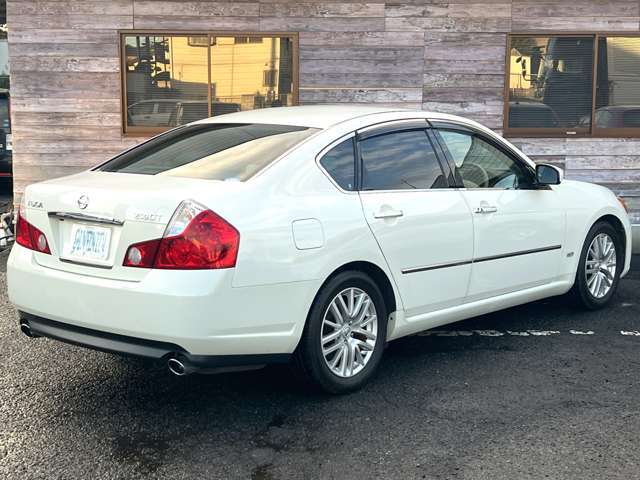 リアはプライバシーガラスとなっておりますので安全性も良好です♪ドアバイザーも装備されておりますので雨の日などでも換気ができます♪FRのスポーツセダンなので走りも◎です♪