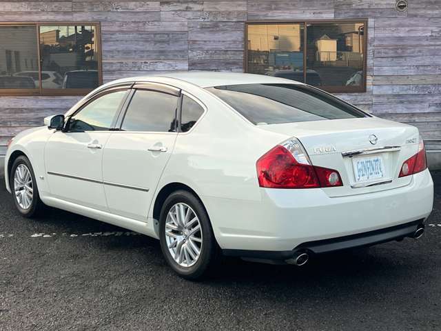 テールランプは割れ等も無くクリアでとてもキレイな状態です♪スポーティーかつ高級感のあるリアスタイルです♪