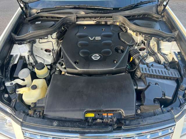 エンジンルームはクリーニング済みです♪エンジンは吹け上がりも良く変速もスムーズです♪タイミングチェーンですのでタイミングベルトのように10万km毎による交換などの心配も必要ございません♪