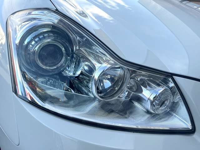 ヘッドライトは曇りや黄ばみ、ヒビ割れ等もなくキレイな状態です♪HIDですので消費電力が低いのに広範囲を照らしてくれるので夜間の視界も良好です♪