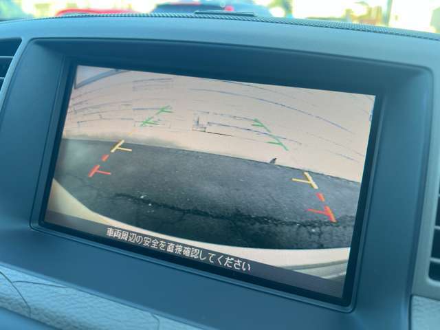 カラーバックカメラが装備されております♪後方の障害物や停止位置の確認にとても便利です♪アシストラインも表示されるので感覚もつかみやすいです♪