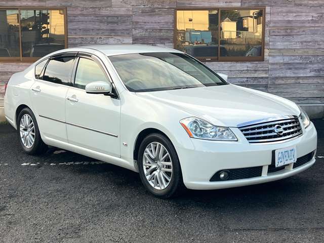 外装色は人気のオプションカラーの ホワイトパール ♪トルクもあり余裕の走りを感じていただけます♪2500CCなので維持費も◎♪MTモードでスポーティな走行もお楽しみ頂けます♪