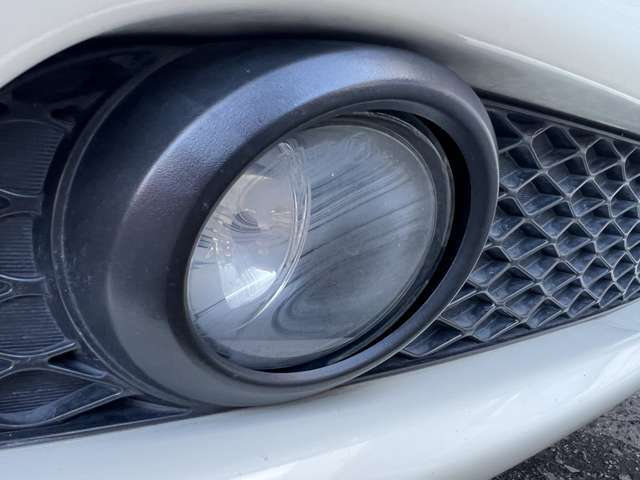 フロントフォグランプが装備されております♪夜の暗い道や雨天時など視界の悪い時に道を照らして視界を広げてくれるので装備されていると安心ですね♪