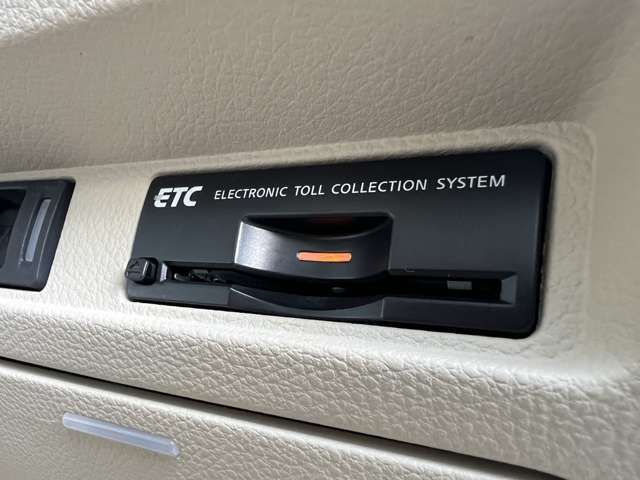 ビルトインETCが装備されております♪後付けのETCとは違いスッキリと収まっております♪ETCでないと受けられない恩恵もあり高速道路などの料金所もスムーズに通過出来るので便利です♪