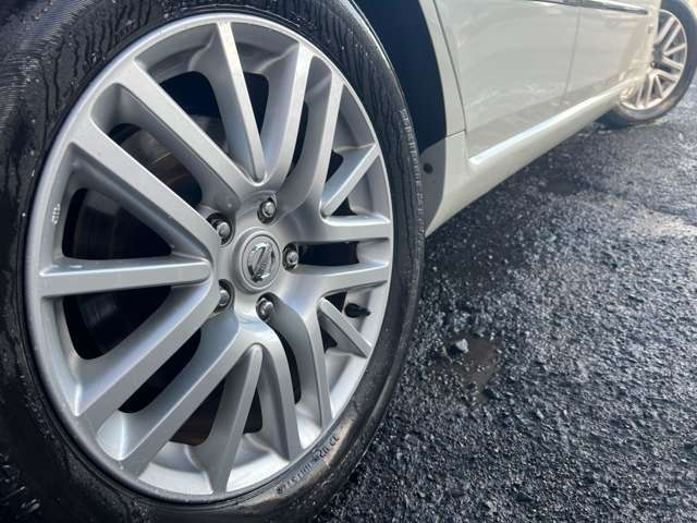 純正17インチアルミホイールが装備されております♪ダスト汚れやガリ傷なども少なくキレイな状態です♪ボディーは背景が映り込む程艶やかでキレイな状態になっております♪