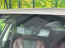 【アイサイトセイフティプラス】「リアビークルディティクション」「ハイビームアシスト」「フロント/サイドビューモニター」「スマートリアビューミラー」により死角を減らしより安全なドライブを支援してくれます