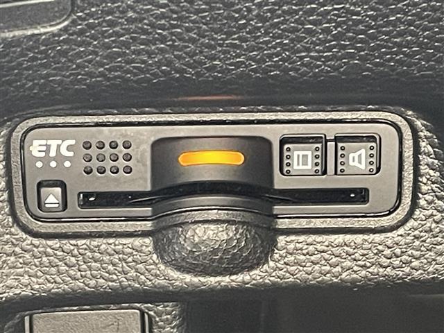 【ETC】有料道路を利用する際に料金所で停止することなく通過できる、ETC車載器（ノンストップ自動料金収受システム機器）が装備されています。セットアップを行うことで利用可能になります。