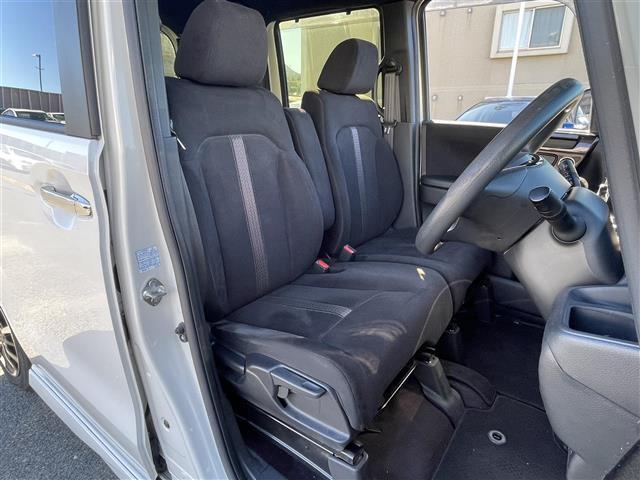 【運転席】座り心地が良いシートなので長時間の運転でも快適にお過ごしいただけます。新品のフロアマットのご注文も可能です。掲載箇所以外にご希望の写真がございましたらお気軽にお問い合わせ下さい。