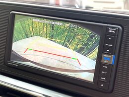【バックカメラ】駐車時に後方がリアルタイム映像で確認できます。大型商業施設や立体駐車場での駐車時や、夜間のバック時に大活躍！運転スキルに関わらず、今や必須となった装備のひとつです！