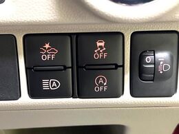 【スマートアシスト】走行中に前方の車両等を認識し、衝突しそうな時は警報とブレーキで衝突回避と被害軽減をアシスト。より安全にドライブをお楽しみいただけます。