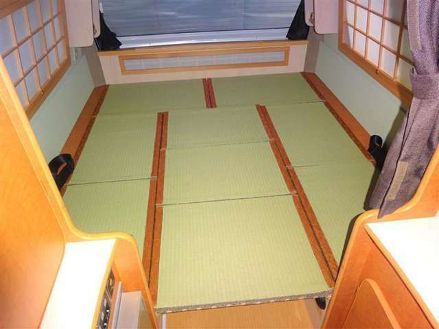 ダイネットに設置されているテーブルを下げ畳天板を敷くと全面畳敷きのベッドスペースに変わります！