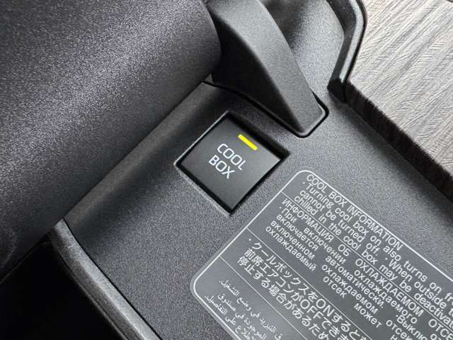 【クールBOX】メーカーオプションのクールBOXになります！お飲み物が車に入れっぱなしの場合、エンジンが付いていれば涼しい温度で保管することが可能です！！！Duxy清須店　愛知県清須市西市場5-5-3　まで！！