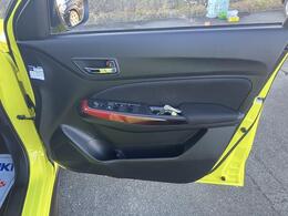 運転席ドアの内側のパネルです。