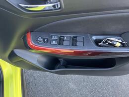 運転席ドアの内側のパネルです。