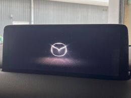 【10.25インチマツダコネクト】車内の雰囲気にマッチした大型ディスプレイ。スマホ接続でのナビ使用やBluetooth再生等、様々な機能が楽しめます。直感的なダイヤル操作が可能で、使い勝手も良好です。