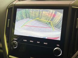【バックカメラ】駐車時に後方がリアルタイム映像で確認できます。大型商業施設や立体駐車場での駐車時や、夜間のバック時に大活躍！運転スキルに関わらず、今や必須となった装備のひとつです！