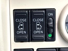 【両側パワースライドドア】スマートキーや運転席のスイッチで後席両側スライドドアの開閉が可能♪電動だから力を入れてドアを開ける必要が無く、小さなお子様でも簡単に開け閉めでき快適です♪