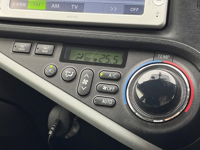【オートエアコン】一度お好みの温度に設定すれば、車内の温度を検知し風量や温度を自動で調整。暑い…寒い…と何度もスイッチ操作をする必要はありません。快適な車内空間には必須の機能ですね♪