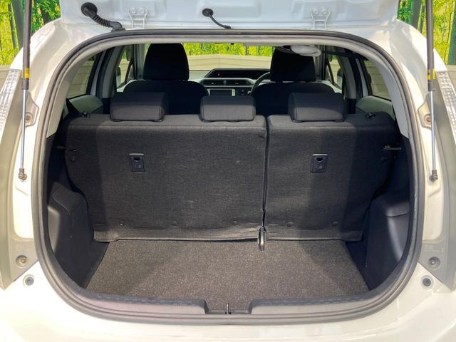 普段のお買い物や通勤、送迎等に十分な荷室スペースを確保しております。セカンドシートを倒すと、大きな荷物の積載も可能です♪