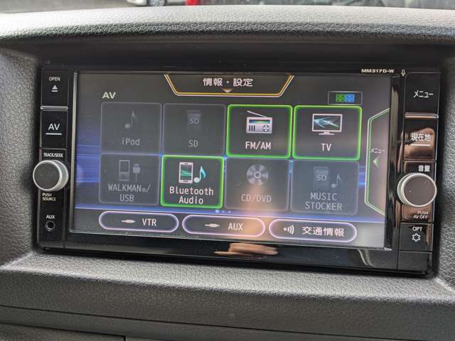 【日産純正SDナビ】　こちらのお車のナビはCD/DVD再生・フルセグTVの視聴・BLUETOOTHオーディオがお使いいただけます！