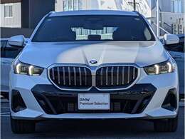 納車前に360度チェックを実施。エンジン、トランスミッション、サスペンションはもちろんのこと、マフラーやエアコンなどの電気系統やコンピュータ・システムなどを詳細に点検します。