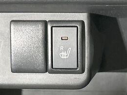 【シートヒーター】寒い日に重宝するシートヒーター！エアコンより早く温まってくれるので寒がりの人も安心ですね♪エアコンの温風は乾燥するから苦手、という方にもをおすすめです。