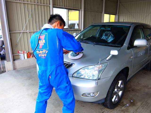 お買い上げいただいたお車は私たちがしっかりと専用の機械で磨きあげてお車をピカピカに致します！