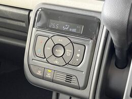 【オートエアコン】一度お好みの温度に設定すれば、車内の温度を検知し風量や温度を自動で調整。暑い…寒い…と何度もスイッチ操作をする必要はありません。快適な車内空間には必須の機能ですね♪