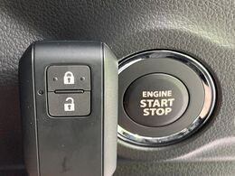 【キーレススタートシステム】カバンやポケットに入れたままでもドアの施錠・解錠が可能なスマートキーを装備。エンジンのオン・オフ時もカギを取り出す必要が無いからとっても便利です♪