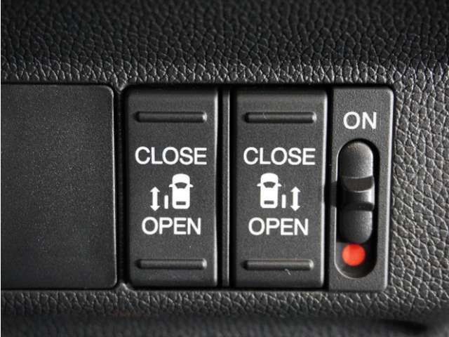 【両側電動パワースライドドア】運転席のスイッチやスマートキーのボタンから開閉が可能です！狭い駐車場でのお子様の乗り降り、お年寄りにも便利で優しい電動機能付きです。
