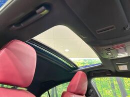 【サンルーフ】開放感たっぷりの希少装備、サンルーフが装着されています！車内に明かりを取り入れたり景色を楽しむ以外にも、車内の空気も簡単に換気できて快適です！