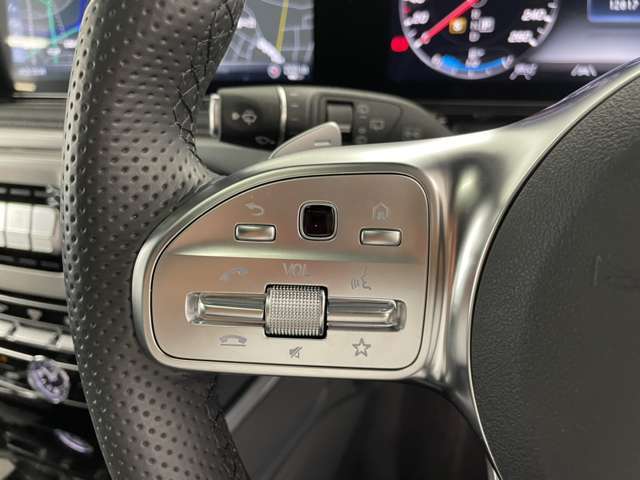 メモリー付きパワーシートが装備されている車両はシートの位置・ドアミラーの角度・ハンドルの位置を3名まで記憶出来ます。