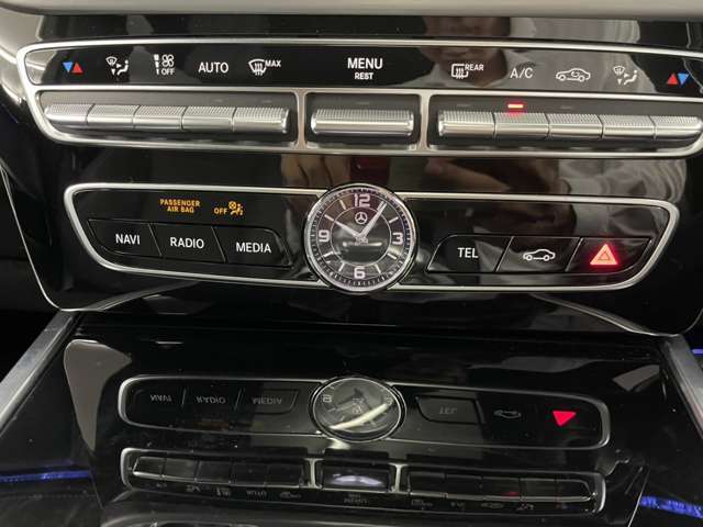 メモリー付きパワーシートが装備されている車両はシートの位置・ドアミラーの角度・ハンドルの位置を3名まで記憶出来ます。