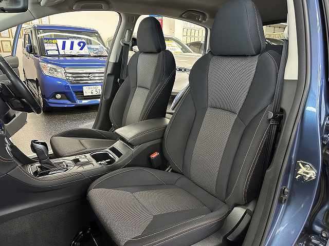 国産、輸入車を問わず提携工場にて熟練の整備士さんがしっかりご納車の整備をいたします。もちろん、ご納車後の修理や車検も承ります。お気軽にご相談下さい。