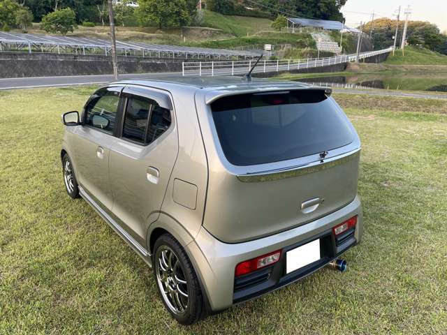 ローダウンされていて良い感じです。純正はかなり腰高です。