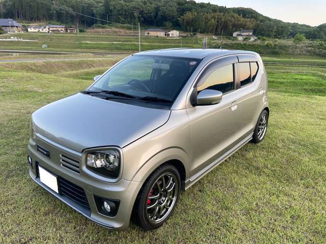 少し弄ってありかっこいいです！乗ると本当に速く楽しい車です。