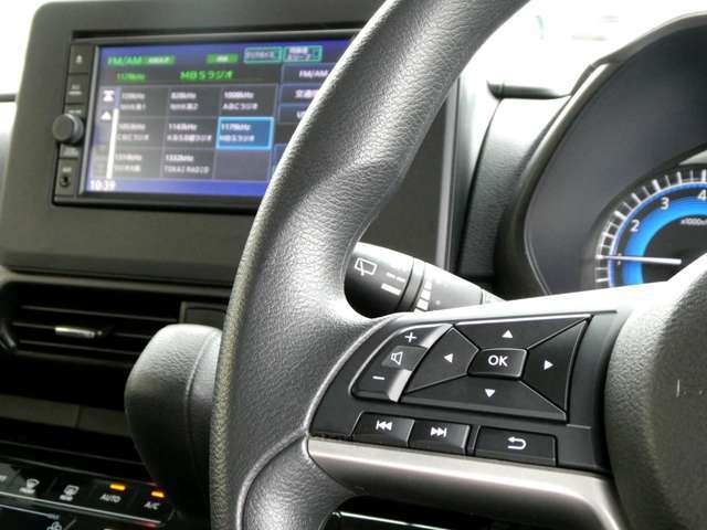 ナビの音量など車両情報を手元で操作できるハンドルスイッチ付き。