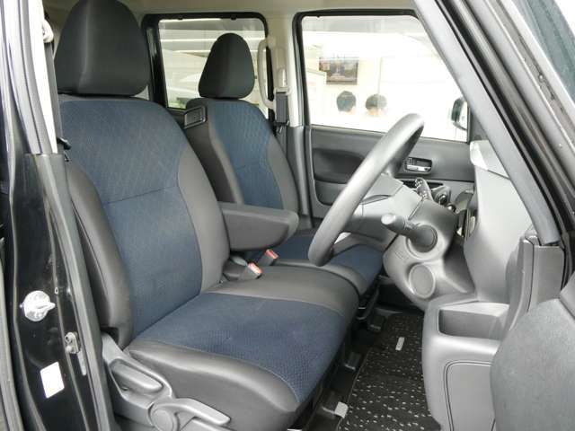 運転席シートリフター（ラチェット式）で、座面の高さも上下に動き、体格にあわせて調整ができます。