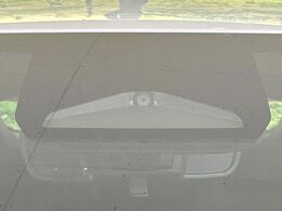 【トヨタセーフティセンス】走行中に前方の車両等を認識し、衝突しそうな時は警報とブレーキで衝突回避と被害軽減をアシスト。より安全にドライブをお楽しみいただけます。