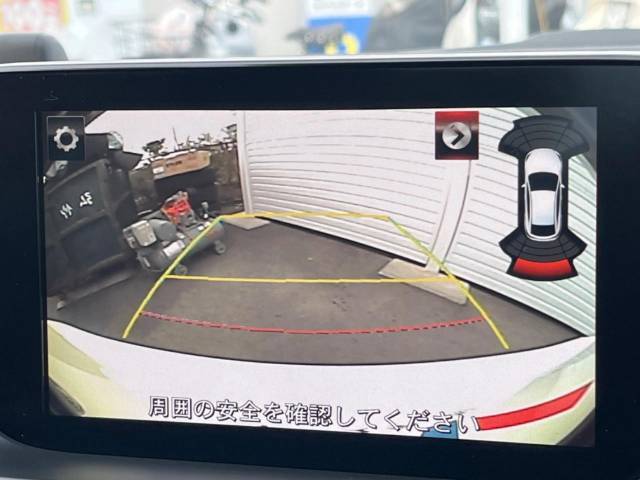 【バックカメラ】駐車時に後方がリアルタイム映像で確認できます。大型商業施設や立体駐車場での駐車時や、夜間のバック時に大活躍！運転スキルに関わらず、今や必須となった装備のひとつです！