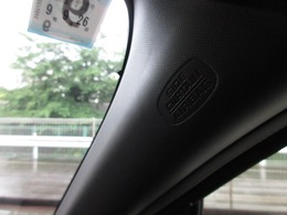 【サイドカーテンエアバッグ】万が一の側面からの衝突の際に、該当する側面の座席サイドと前席サイド上部からカーテン状にエアバックが展開し、側面衝突から乗員を守ります！