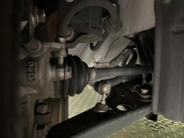 お車を安心してお乗りいただく為には、足回りの定期点検が欠かせません。サービスサポート（有償保証）では無料点検もご提供しており、安心のカーライフをお過ごしいただけるサポート体制が整っています。
