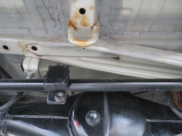 下廻りは4駆車の為、多少サビは見られますが大きな腐食箇所はございません。