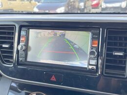【バックカメラ】駐車時に後方がリアルタイム映像で確認できます。大型商業施設や立体駐車場での駐車時や、夜間のバック時に大活躍！運転スキルに関わらず、今や必須となった装備のひとつです！