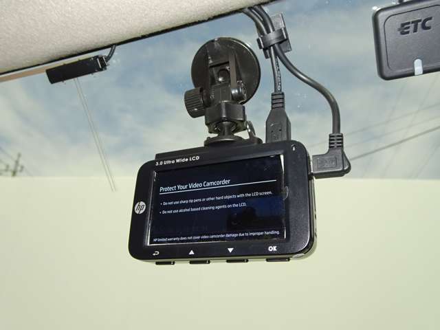 HP製のドライブレコーダー：前後の運転状況を映像で記録します。