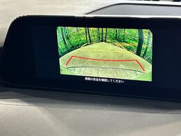 【バックカメラ】駐車時に後方がリアルタイム映像で確認できます。大型商業施設や立体駐車場での駐車時や、夜間のバック時に大活躍！運転スキルに関わらず、今や必須となった装備のひとつです！