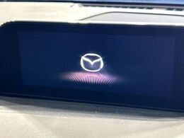 【10.25インチマツダコネクト】車内の雰囲気にマッチした大型ディスプレイ。スマホ接続でのナビ使用やBluetooth再生等、様々な機能が楽しめます。直感的なダイヤル操作が可能で、使い勝手も良好です。