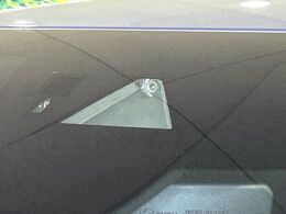 【i-ACTIVESENSE】走行中に前方の車両等を認識し、衝突しそうな時は警報とブレーキで衝突回避と被害軽減をアシスト。より安全にドライブをお楽しみいただけます。