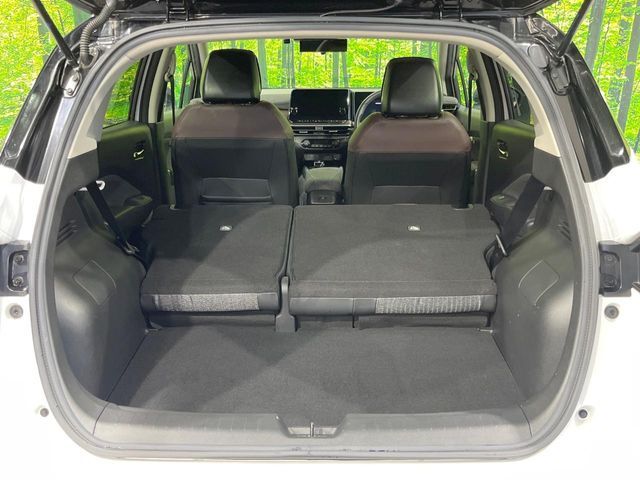 普段のお買い物や通勤、送迎等に十分な荷室スペースを確保しております。セカンドシートを倒すと、大きな荷物の積載も可能です♪